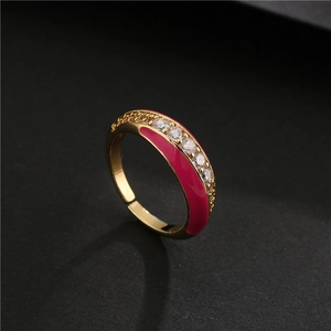 Bague ajustable dorée avec émail magenta et micro-pavage de zircons blancs