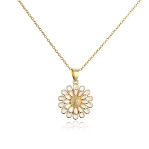 Vue détaillée du pendentif tournesol plaqué or 18 carats avec pétales en émail