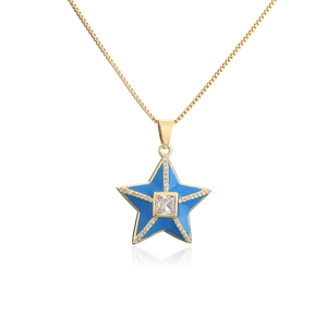 Détail macro du collier étoile en émail bleu et pierres de zircone cubique dorées
