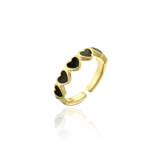 Détail de la bague ajustable plaquée or avec motifs de cœurs en émail noir