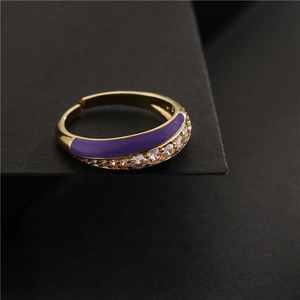Bague ajustable dorée avec centre en émail violet et pavage de zircons brillants