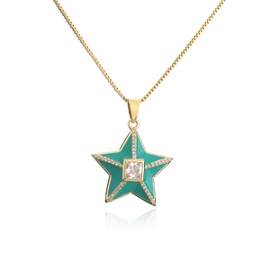 Détail du pendentif étoile plaqué or 18K avec émail vert et pierres de zircon