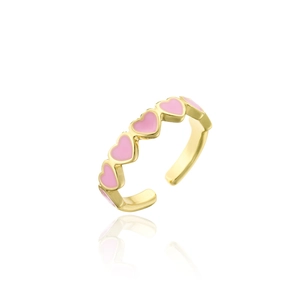 Détail de cœurs en émail rose sur une bague ajustable plaquée or 18 carats