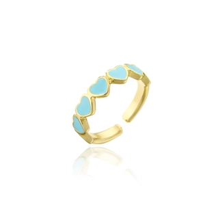 Détail de la bague dorée ajustable avec motifs de cœurs en émail bleu sur fond blanc