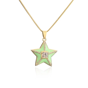 Détail du pendentif étoile en or 18 carats avec émail vert clair et pierre de zircone