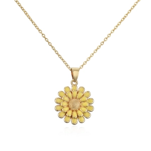 Détail de pendentif tournesol en émail jaune avec chaîne de collier plaquée or 18 carats
