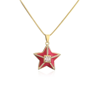 Détail du pendentif étoile en or 18 carats avec émail rouge et pierre de zircone