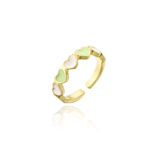 Détail d'une bague plaquée or 18 carats avec cœurs en émail blanc et vert alternés