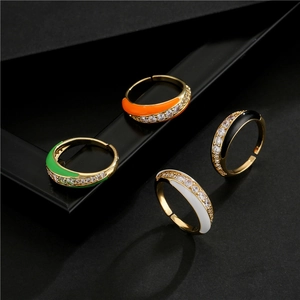 Lot de 4 bagues ouvertes en émail et zircon plaqué or vert orange noir et blanc