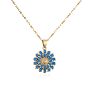 Gros plan détaillé du collier tournesol plaqué or 18 carats avec pétales en émail bleu