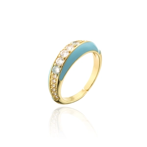 Vue détaillée de l'émail bleu ciel et des zircons blancs sur la bague dorée réglable