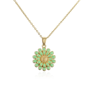 Détail du collier pendentif tournesol vert clair avec chaîne en cuivre plaqué or 18K