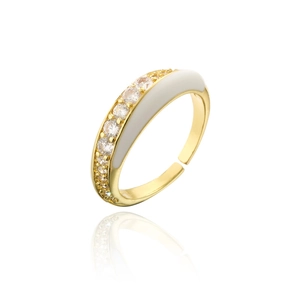 Détail de la bague réglable dorée avec pavé de zircons et finition émail blanc