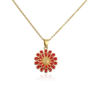 Vue détaillée du pendentif tournesol en émail rouge sur une chaîne plaquée or 18 carats