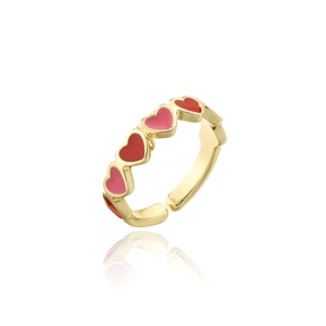 Détail de la bague coeur plaquée or 18K avec émail rouge et rose et anneau réglable