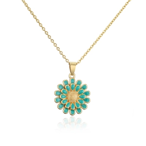 Détail macro du pendentif tournesol en émail bleu et sa chaîne plaquée or 18 carats