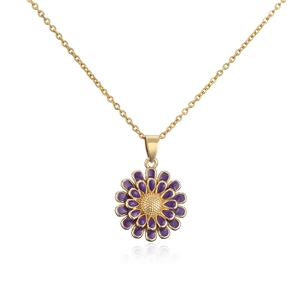 Détail du collier en or 18 carats avec pendentif tournesol en émail violet et chaîne fine