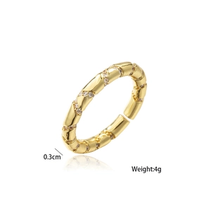 Détail de la bague en cuivre plaqué or 18K avec motifs torsadés sertis de zircons