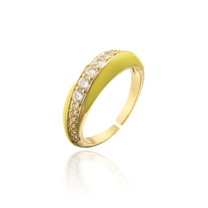 Détail d'une bague dorée ajustable avec zircons étincelants et émail jaune décoratif