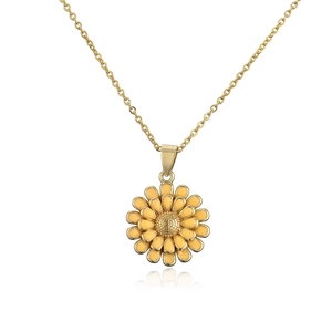 Vue détaillée du pendentif tournesol en émail jaune sur une chaîne plaquée or 18 carats
