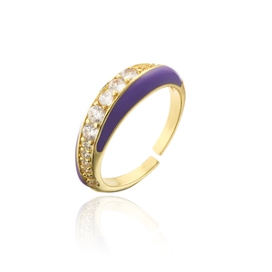 Détail de la bague plaquée or avec émail violet et zircons transparents sertis pavé