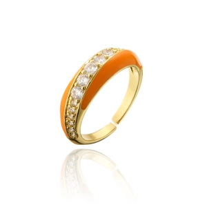 Vue détaillée d'une bague ajustable dorée avec émail orange et incrustation de zircone