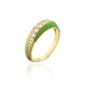 Détail macro d'une bague dorée ajustable avec émail vert et pierres de zircon
