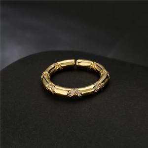 Bague ouverte bambou plaquée or 18 carats avec oxydes de zirconium sertis
