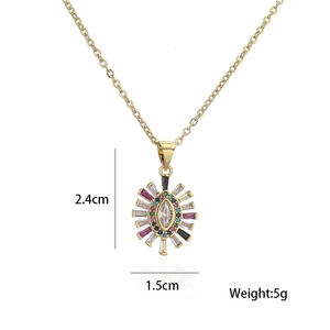 Dettaglio della collana placcata oro 18 carati con pendente occhio e zirconi colorati