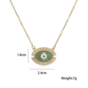 Dettaglio del ciondolo malocchio con zircone verde e dimensioni di 1,8cm x 2,4cm