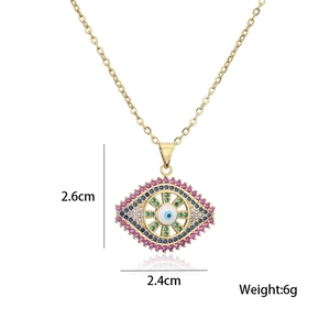 Dettaglio delle dimensioni del ciondolo malocchio placcato oro 18K con zirconi colorati