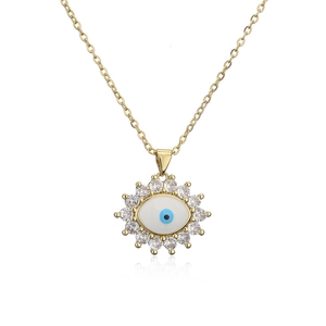 Dettaglio ravvicinato della collana con ciondolo Occhio del Male placcata oro 18K