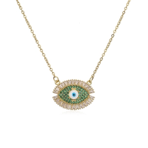 Dettaglio collana occhio del diavolo dorata con pavé verde e zirconi taglio baguette