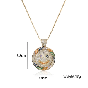 Makro-Detail der 18K vergoldeten Smiley-Kette mit Maßen 3,8 cm x 2,8 cm und 13 g Gewicht