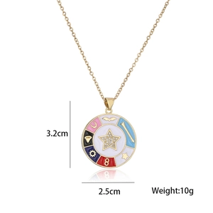 Détail du collier plaqué or avec un pendentif roue coloré étoile et tête de mort