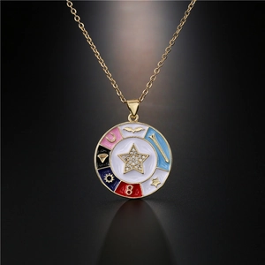Collier plaqué or avec pendentif étoile en émail coloré et cristaux étincelants