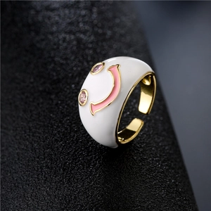 Verstellbarer vergoldeter offener Ring mit weißem Emaille-Smiley und rosa Zirkonia