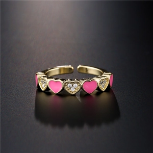 Bague dorée pour femme ornée de cœurs en émail rose et de pierres de zircone cubique