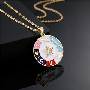 Collier en plaqué or avec pendentif étoile en émail coloré et symboles mystiques