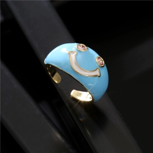 Himmelblauer Emaille-Smiley-Ring mit rosa Zirkonia-Augen in Gold-Finish, größenverstellbar