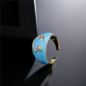 Verstellbarer goldener Ring mit blauer Emaille und funkelnden rosa Kristallakzenten