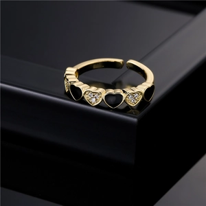 Bague ajustable dorée en forme de cœur avec émail noir et zircon sur présentoir