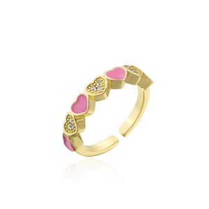 Détails de cœurs en émail rose et zircons blancs incrustés sur une bague dorée ouverte