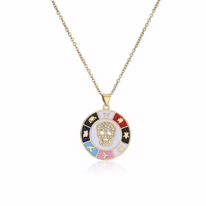 Détails macro d'un pendentif tête de mort doré avec émail coloré et zircons scintillants