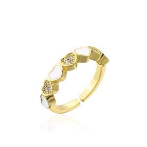 Détail d'une bague ouverte en cœur avec émail blanc et micro-sertissage de zirconiums
