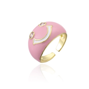 Detailaufnahme eines pinkfarbenen Emaille-Smiley-Rings mit Goldbeschichtung und Zirkon
