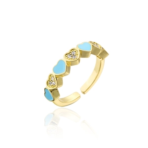 Détail de la bague coeur en or avec émail bleu clair et accents en micro-zirconium