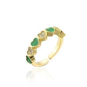 Détail de bague dorée avec cœurs en émail vert et zircons micro-sertis de précision