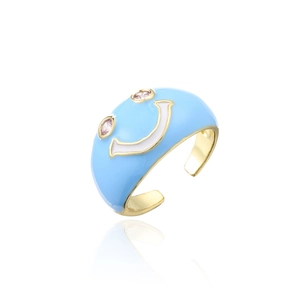 Nahaufnahme hellblauer Emaille-Ring mit Smiley-Gesicht, Goldband und rosa Zirkon-Augen