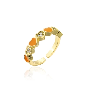 Détail de la bague en forme de cœur avec émail orange et oxydes de zirconium blancs